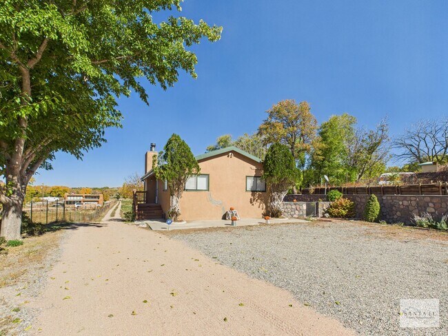 Building Photo - Single Family Home minutes from Los Alamos/Pojoaque