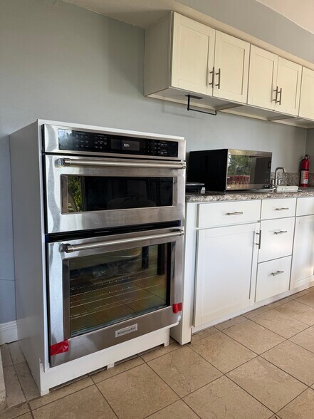 Brand new Kitchen Aid 5cubic ft electrical convection oven with pro microwave that has air fryer!! - 2300 Sunset Heights Dr
