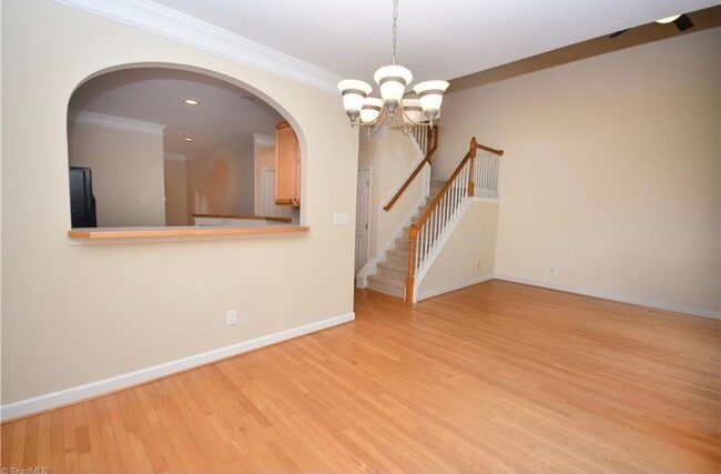 Building Photo - 844 Saratoga Dr