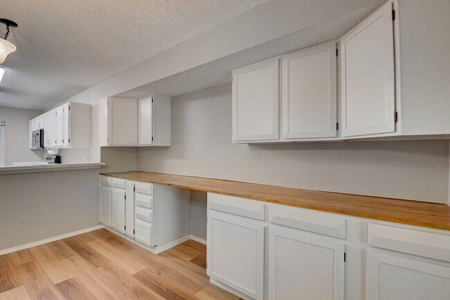 Building Photo - $2,025 - 2 Bed, 2.5 Bath Unit in Lakewood with In-Unit Laundry!