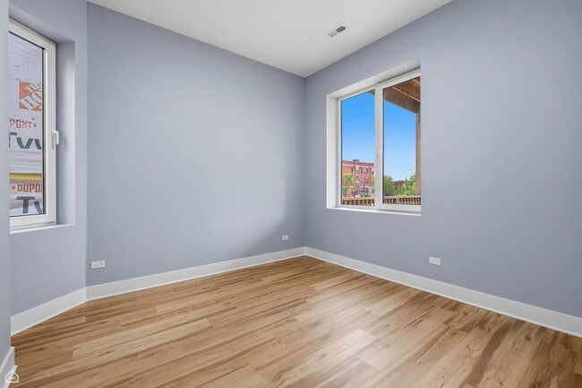 Building Photo - 1544 S Sawyer Ave