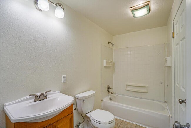 Building Photo - THREE BEDROOM NEAR LENA PARK