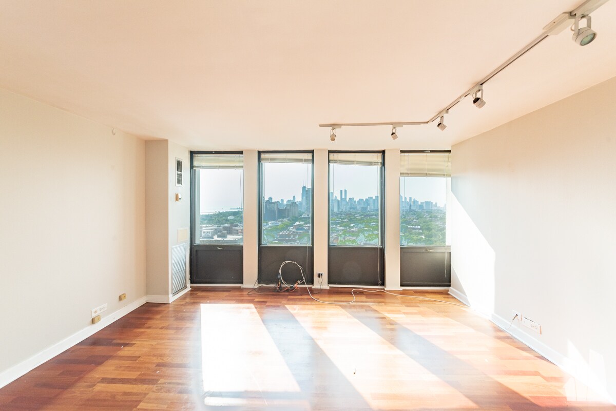 Building Photo - 444 W Fullerton Pky