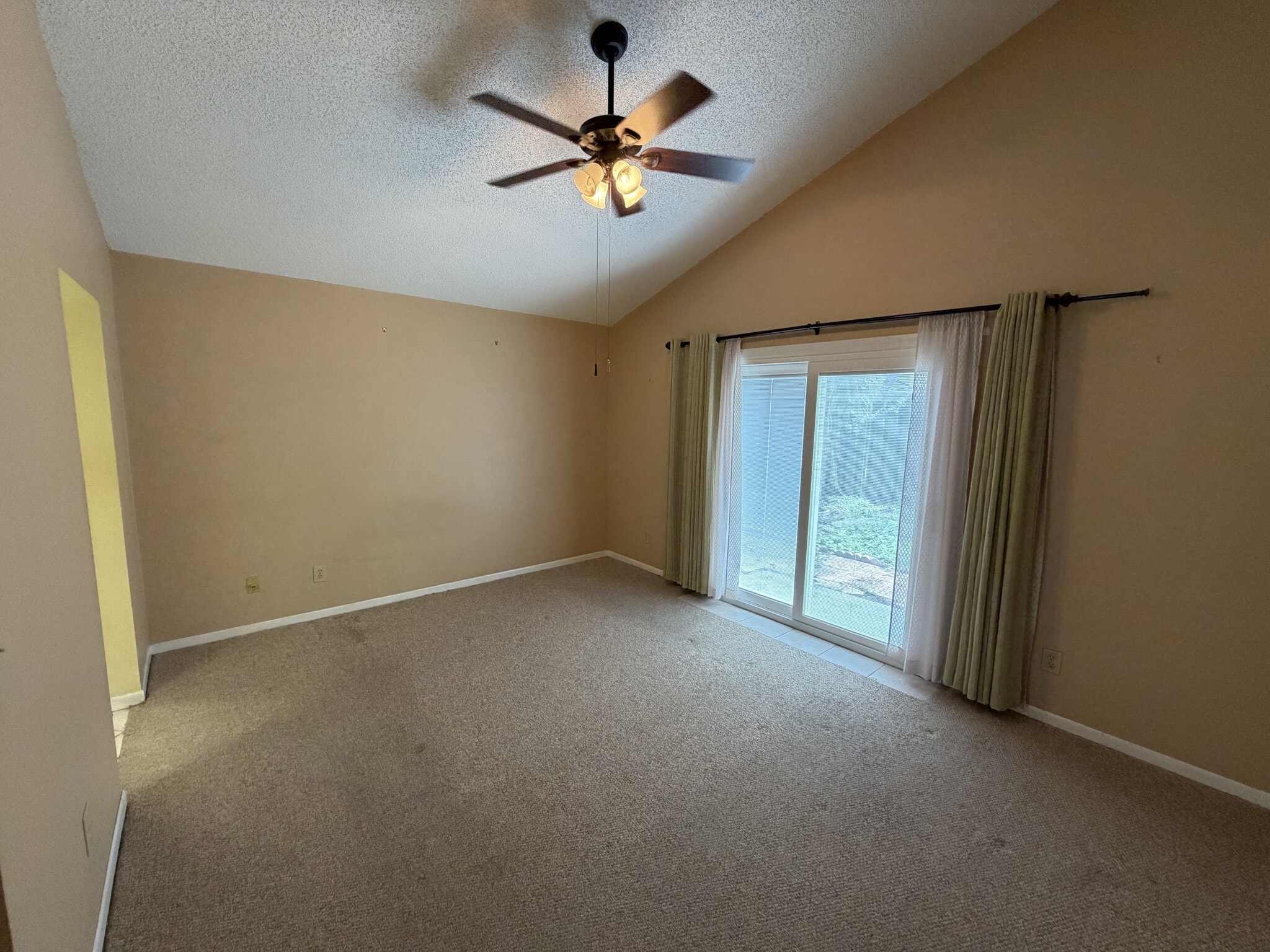 Building Photo - 3 Bed/2 Bath