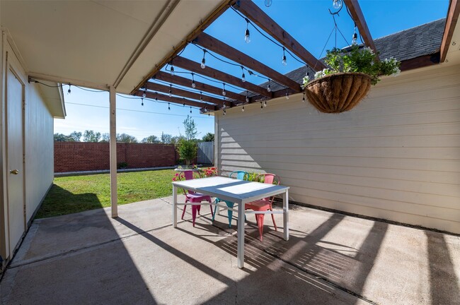 Building Photo - 1423 Sand Lake Ln