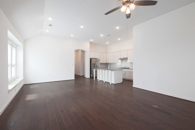 Building Photo - 124 Rosebush Dr