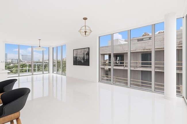 Building Photo - 9940 W Bay Harbor Dr