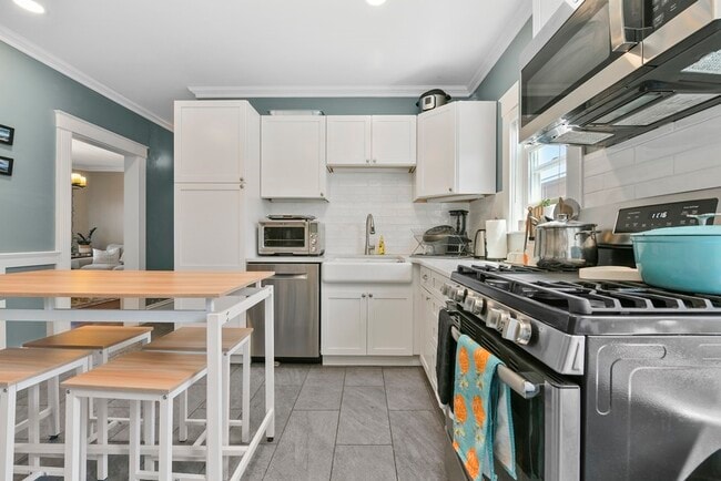 Building Photo - 257 E Cottage St