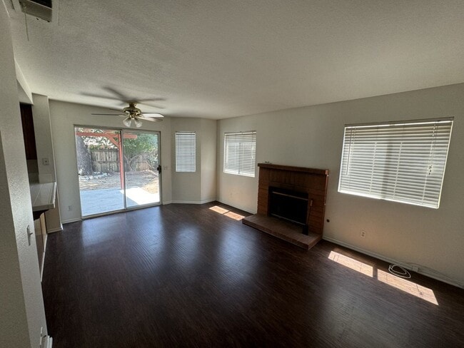 Building Photo - 4 bed 3 full bath house with 3 car attache...