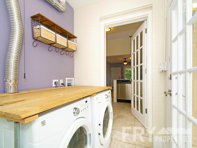 Building Photo - Classic bungalow with modern finishes in burgeoning Regis neighborhood.