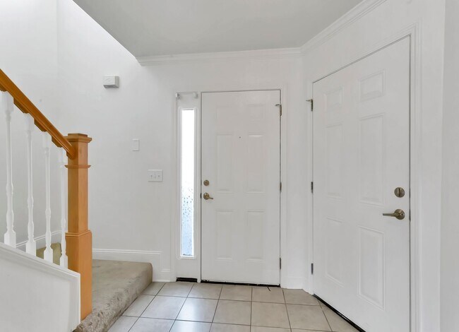 Building Photo - 3/2.5 Crestview Townhome with Community Po...