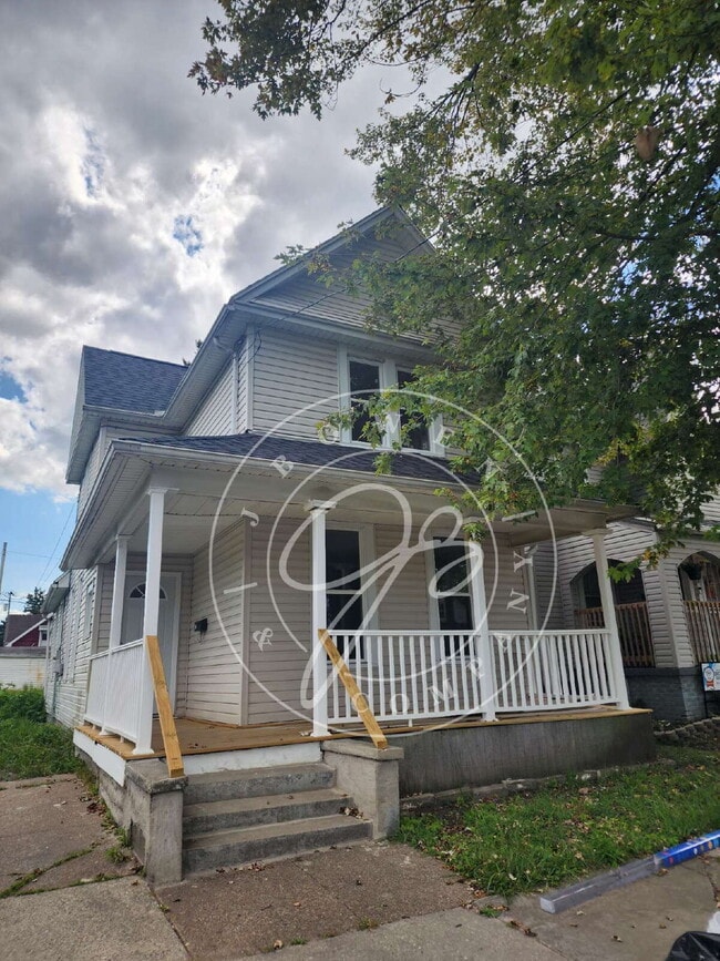Building Photo - 4 bed with bonus room! So much space thoug...