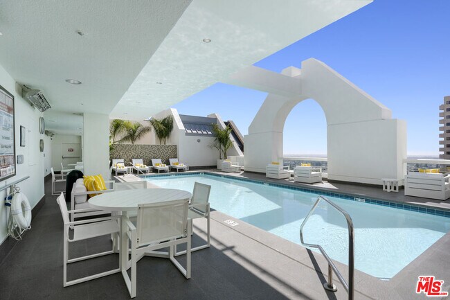 Building Photo - 10520 Wilshire Blvd