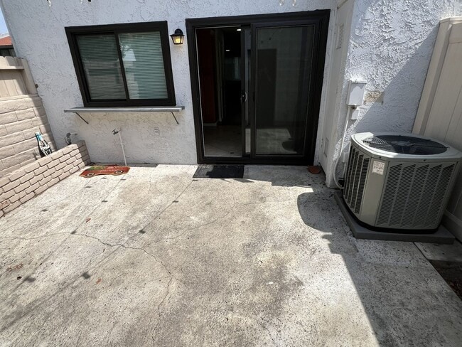Building Photo - Fantastic 3 Bed 1.5 Bath End Unit Townhome in Orange!