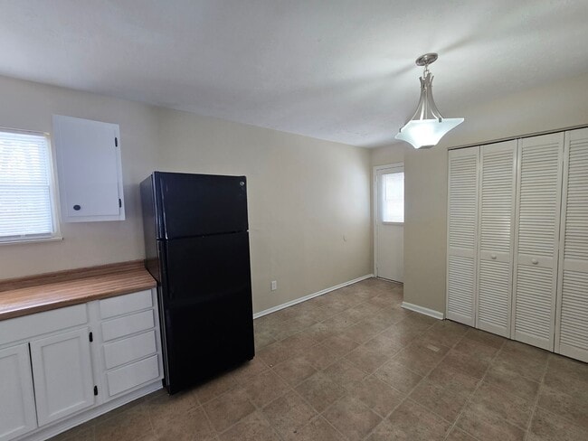 Building Photo - Nice, Recently Renovated, 3 Bedrooms, 1 Bath, Brick Ranch Home available Now! Located on a Cul de...