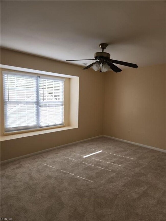 Building Photo - Newly Renovated Condo in Salem