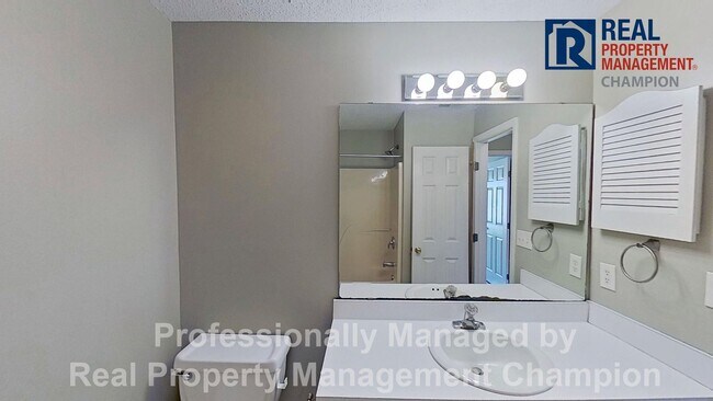 Building Photo - Spacious Upper Level Condo w/Open Floorplan and Split Bedrooms