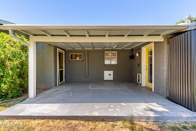 Building Photo - 1049 E Colter St