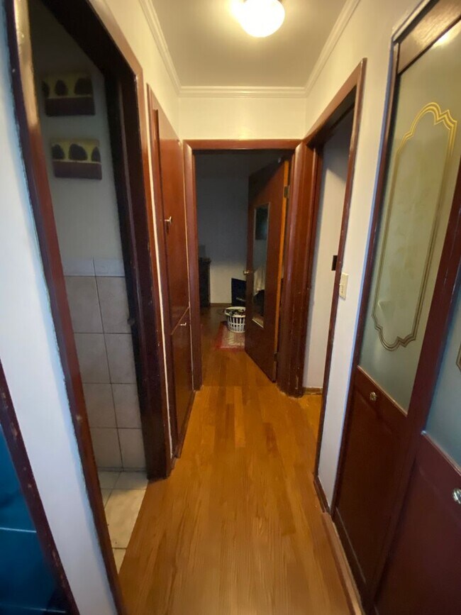 Building Photo - 3 Bedroom Single Family Home with giant ba...