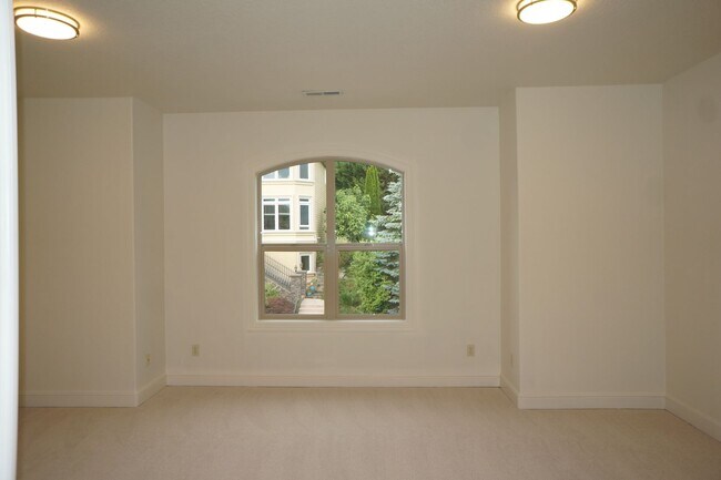 Building Photo - Exquisite NW Portland 4 bedroom with panoramic views