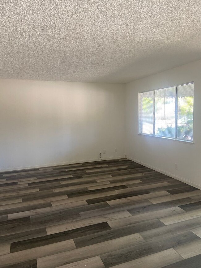 Building Photo - 2 Bdrm, 1 Bath Condo in Sacramento