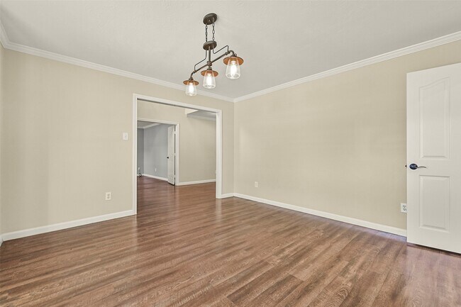 Building Photo - 313 Winding Oak Ln S