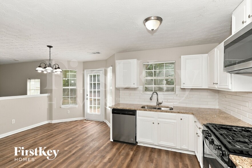 Building Photo - 2896 Two Lakes Cir