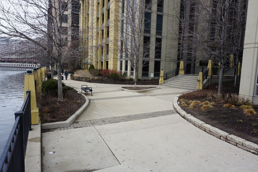 Building River Walk Access - 700 Larrabee N St