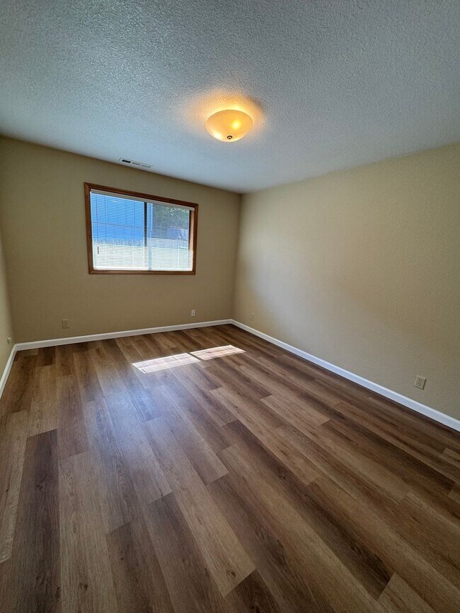 Building Photo - Hucrest 3 bedroom 2 bath home with garage