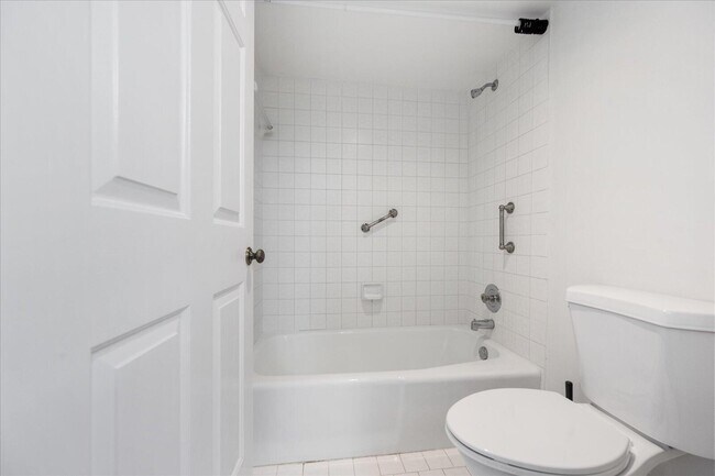 Building Photo - 12692 Shoreline Dr