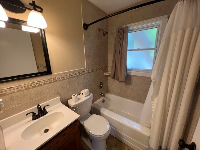 Building Photo - 114 10 1/4 St SE