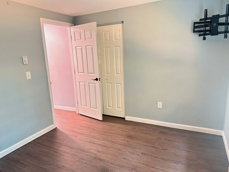 Building Photo - 4 Maple Crest Cir