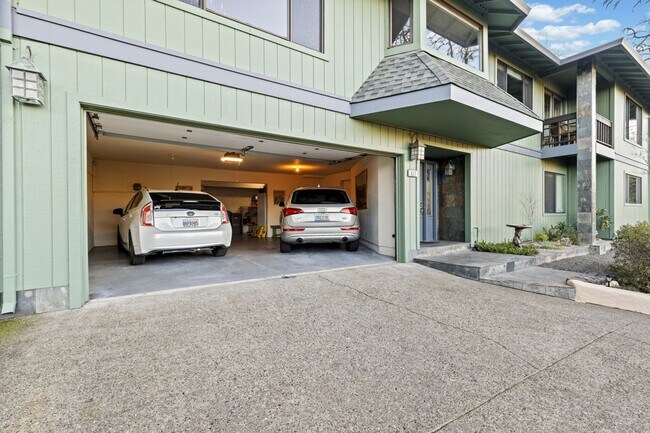 Building Photo - Breathtaking Views & Luxurious Furnished Rental in Oakmont's 55+ Community!