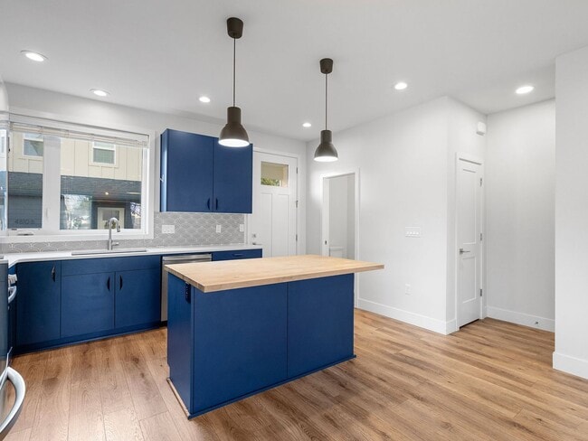 Building Photo - 4 bed/3.5 Bath Townhouse in Richmond Neighborhood, SE Portland