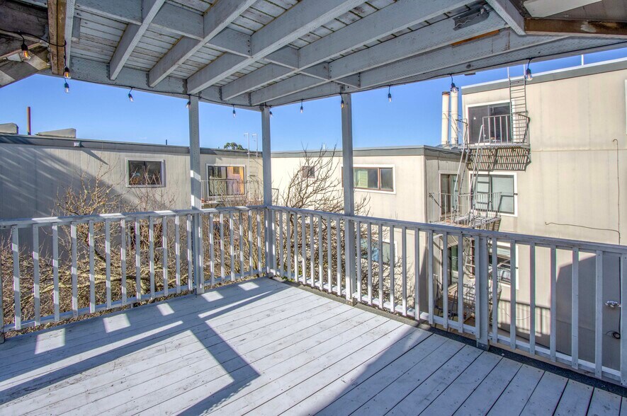 Building Photo - 220A Romain St