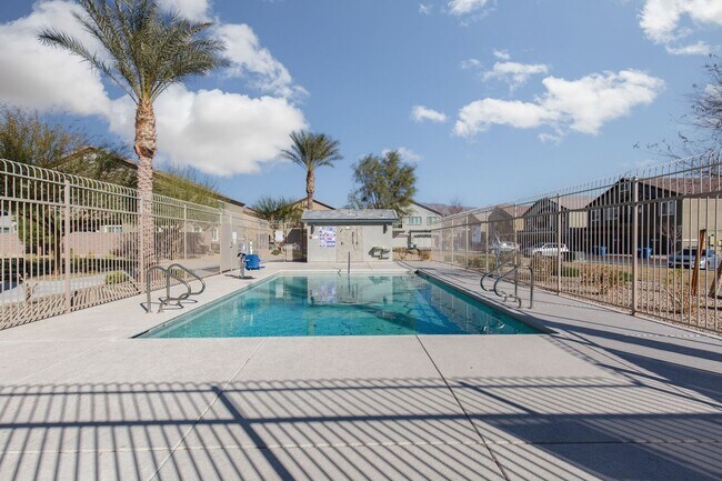 Building Photo - Newer three bedroom unit in gated communit...