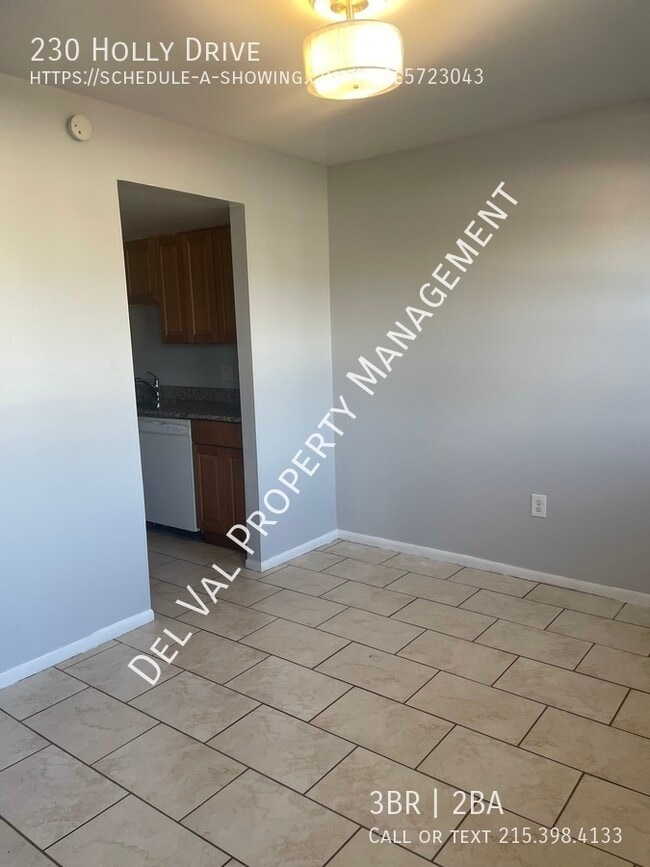 Building Photo - 230 Holly Dr