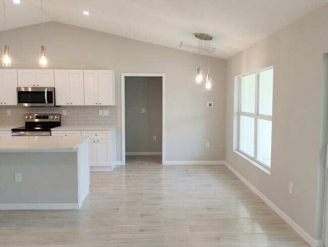 Building Photo - 1003 NW 7th Pl