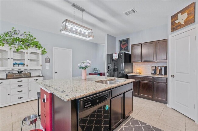 Building Photo - 1104 Hillrose Dr