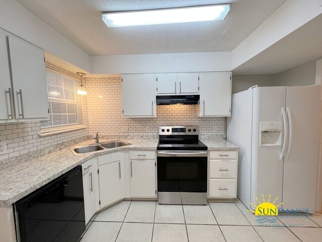 Building Photo - Quaint 2 Bedroom Townhouse in Fort Walton Beach!