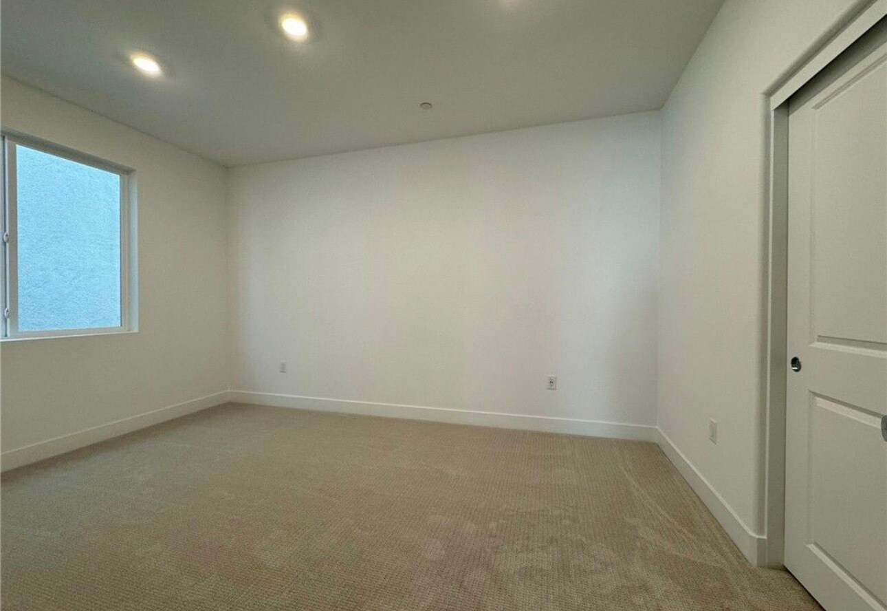 Building Photo - 114 Seep