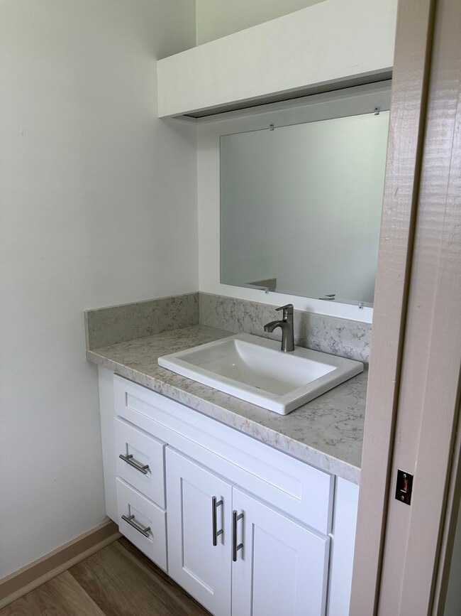 Building Photo - Partially Renovated 4BR/1.5BA Home in Hilo!