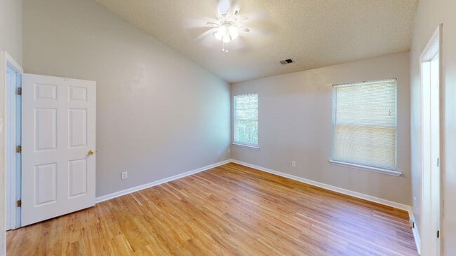 Building Photo - Recently Renovated Single Family Home in t...