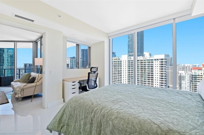 Building Photo - 1300 Brickell Bay Dr