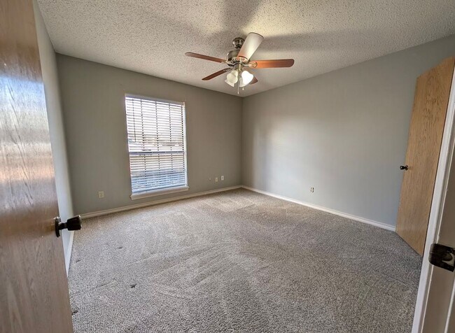 Building Photo - 20 Fernwood Dr