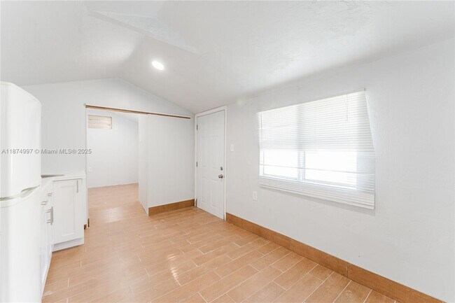 Building Photo - 1560 NE 42nd St
