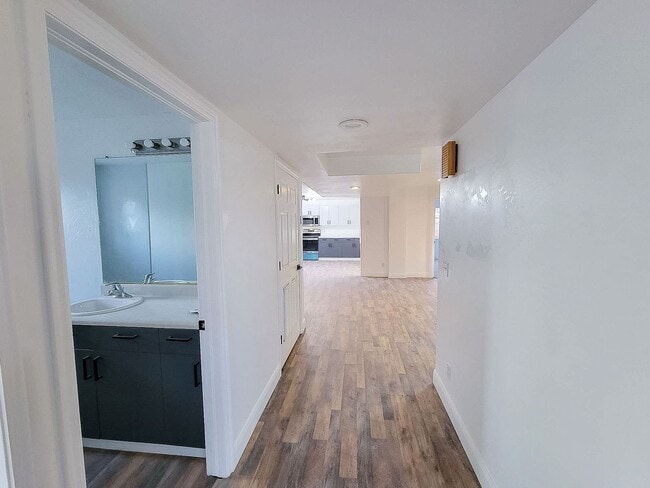 Building Photo - *utilities included* 3 bed 3 bath apartmen...