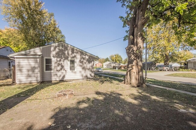 Building Photo - Spacious 2 Bedroom 1 Bathroom home
