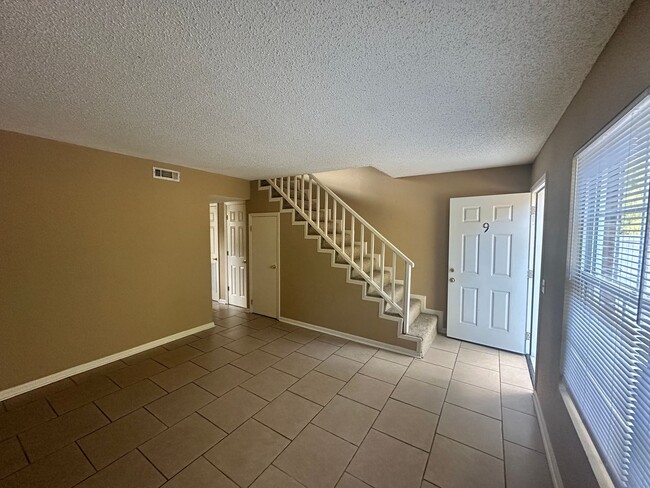 Building Photo - 2BD/1.5B Apartment in Adel