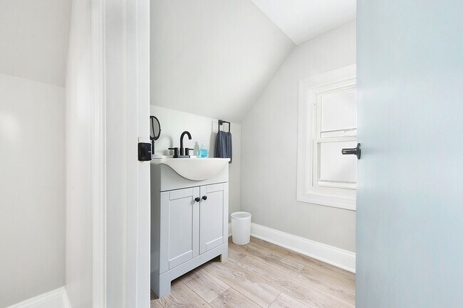 Building Photo - 444 Oneida St